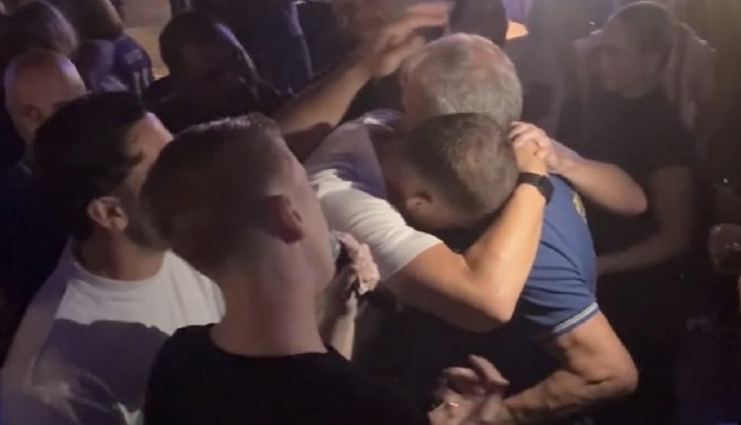 Najemotivniji trenutak oproštaja Edina Džeke: S ocem Midhatom u zagrljaju, suze uz Šabanovu pjesmu - featured image