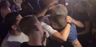 Najemotivniji trenutak oproštaja Edina Džeke: S ocem Midhatom u zagrljaju, suze uz Šabanovu pjesmu Najemotivniji trenutak oproštaja Edina Džeke: S ocem Midhatom u zagrljaju, suze uz Šabanovu pjesmu - featured image