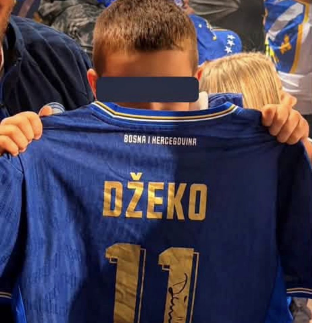 NAUČILI AJETUL-KURSIJJU, OTIŠLI NA DŽEKINU POSLJEDNJU UTAKMICU, A ONDA IM SE DESILO ČUDO: Dječaci Hamza i Zejd dobili posebnu uspomenu za cijeli život - featured image