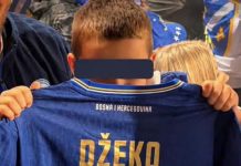 NAUČILI AJETUL-KURSIJJU, OTIŠLI NA DŽEKINU POSLJEDNJU UTAKMICU, A ONDA IM SE DESILO ČUDO: Dječaci Hamza i Zejd dobili posebnu uspomenu za cijeli život NAUČILI AJETUL-KURSIJJU, OTIŠLI NA DŽEKINU POSLJEDNJU UTAKMICU, A ONDA IM SE DESILO ČUDO: Dječaci Hamza i Zejd dobili posebnu uspomenu za cijeli život - featured image