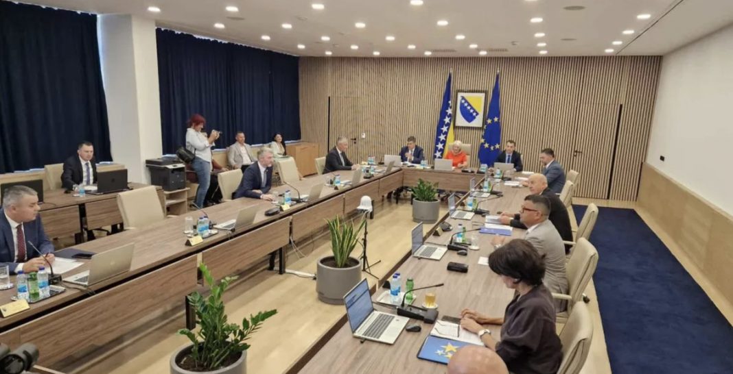 Lijepe vijesti za njih: Povećana osnovica plate za državne službenike - featured image Lijepe vijesti za njih: Povećana osnovica plate za državne službenike - featured image