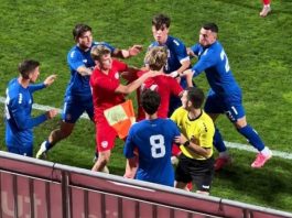 HAOS NA TERENU: Potukli se Srbi i Rusi, letjele šake i igrači se hvatali za vrat HAOS NA TERENU: Potukli se Srbi i Rusi, letjele šake i igrači se hvatali za vrat - featured image