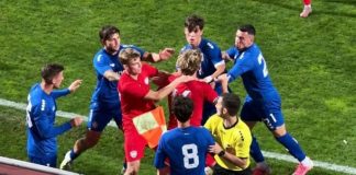 HAOS NA TERENU: Potukli se Srbi i Rusi, letjele šake i igrači se hvatali za vrat HAOS NA TERENU: Potukli se Srbi i Rusi, letjele šake i igrači se hvatali za vrat - featured image