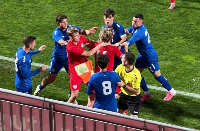 HAOS NA TERENU: Potukli se Srbi i Rusi, letjele šake i igrači se hvatali za vrat - featured image HAOS NA TERENU: Potukli se Srbi i Rusi, letjele šake i igrači se hvatali za vrat - featured image
