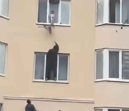 SNIMAK KOJI LEDI KRV: Spasioci u posljednjem trenutku stigli do djeteta SNIMAK KOJI LEDI KRV: Spasioci u posljednjem trenutku stigli do djeteta - featured image