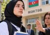 ZBOG HIDŽABA JOJ ZABRANILI ULAZAK U ŠKOLU: Učenica iz Azerbejdžana održala emotivan govor zbog hidžaba ZBOG HIDŽABA JOJ ZABRANILI ULAZAK U ŠKOLU: Učenica iz Azerbejdžana održala emotivan govor zbog hidžaba - featured image