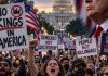 „BEZ KRALJEVA“ NA ULICAMA AMERIKE: Hiljade protiv Trumpove politike pred ključne izbore - featured image