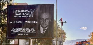 Sramotan bilbord: Uvredljive poruke upućene Aliji Izetbegoviću na ulazu u Lukavicu Sramotan bilbord: Uvredljive poruke upućene Aliji Izetbegoviću na ulazu u Lukavicu - featured image