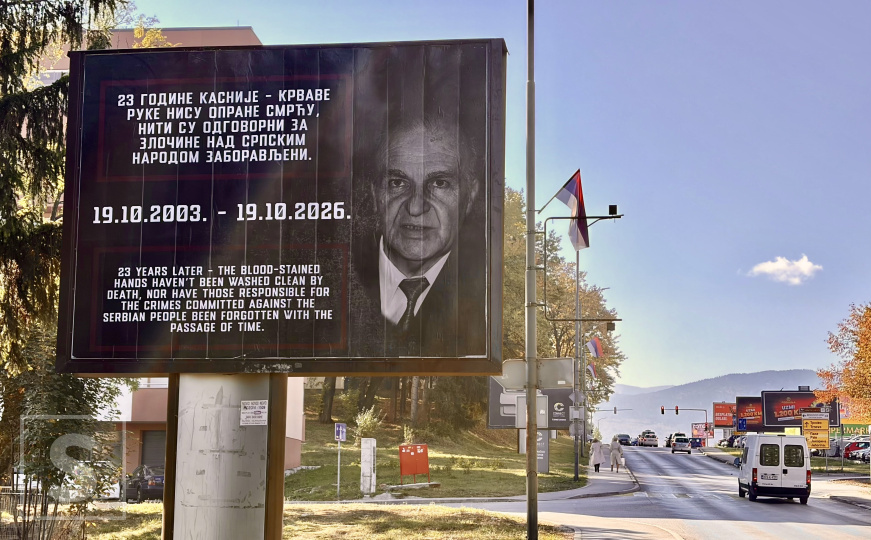 Sramotan bilbord: Uvredljive poruke upućene Aliji Izetbegoviću na ulazu u Lukavicu - featured image Sramotan bilbord: Uvredljive poruke upućene Aliji Izetbegoviću na ulazu u Lukavicu - featured image