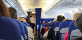 Napetosti u avionu: Prosuo vodu po saputniku i nije se izvinuo, a zatim dobio nesvakidašnju osvetu - featured image