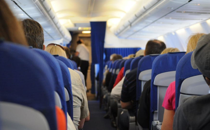 Napetosti u avionu: Prosuo vodu po saputniku i nije se izvinuo, a zatim dobio nesvakidašnju osvetu - featured image Napetosti u avionu: Prosuo vodu po saputniku i nije se izvinuo, a zatim dobio nesvakidašnju osvetu - featured image