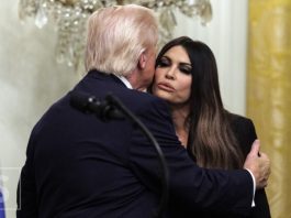 Skandali: Trumpova ambasadorica zatražila uplatu 100.000 dolara na karticu Skandali: Trumpova ambasadorica zatražila uplatu 100.000 dolara na karticu - featured image