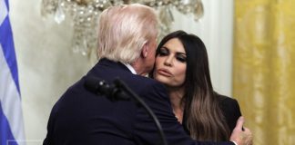 Skandali: Trumpova ambasadorica zatražila uplatu 100.000 dolara na karticu Skandali: Trumpova ambasadorica zatražila uplatu 100.000 dolara na karticu - featured image