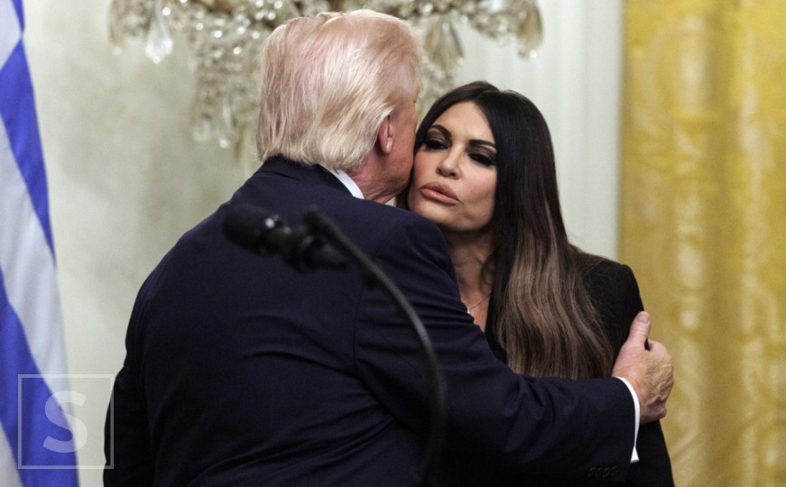 Skandali: Trumpova ambasadorica zatražila uplatu 100.000 dolara na karticu - featured image Skandali: Trumpova ambasadorica zatražila uplatu 100.000 dolara na karticu - featured image