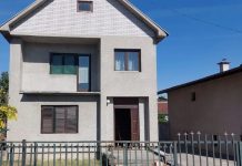 U ovoj kući je otac ubio svekra svoje kćerke: Sumnja se da ga je metalnom šipkom udarao nakon što mu je kćerka rekla da je silovana U ovoj kući je otac ubio svekra svoje kćerke: Sumnja se da ga je metalnom šipkom udarao nakon što mu je kćerka rekla da je silovana - featured image