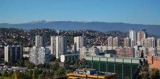 Elektroprivreda BiH traži izlaz iz nelikvidnosti: 35 miliona kredita ugovoreno, rudnički dugovi pred dioničarima Sjedište Elektroprivrede BiH u sarajevskom gradskom prizoru, arhiva 2011.