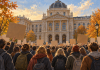 Vlastita AI ilustracija studentskog protesta ispred simbolične univerzitetske zgrade; nije fotografija događaja.