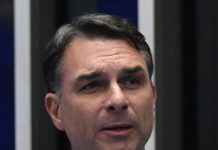 Flávio Bolsonaro otišao u SAD, tvrde Reutersovi izvori: Policija poništila pasoše Flávio Bolsonaro govori u brazilskom Senatu, arhivska fotografija iz septembra 2026.