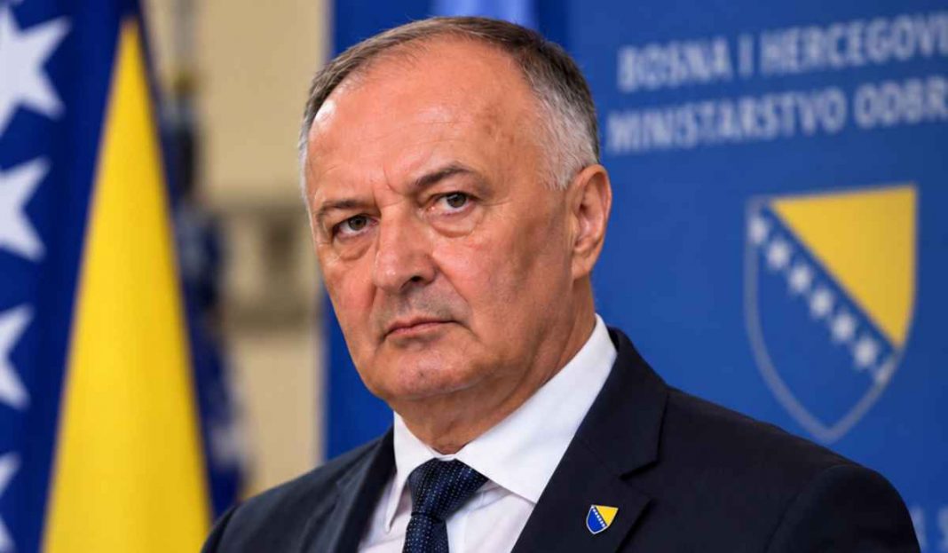 HELEZ KRITIZIRAO VISOKA PRIMANJA POLITIČARA I ODBACIO ODGOVORNOST - featured image