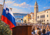 Koper i slovenska zastava uz govornicu — simbolična AI ilustracija