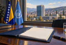 OHR upozorava na blokade iz RS-a: Šta izvještaj UN-u znači za BiH i program 5+2 Simbolična AI ilustracija izvještaja o BiH uz zastave BiH i UN-a