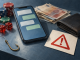 Telefon, novčanik i simbol upozorenja — vlastita AI ilustracija internetskih prevara