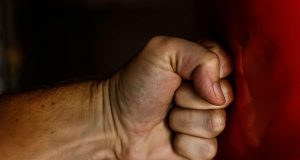 Kako prepoznati ‘otrovnu’ osobu i manipulatora? Otac zatekao sina kako puši marihuanu pa ga ošamario: Kažnjen je novčanom kaznom zbog nasilja - content image