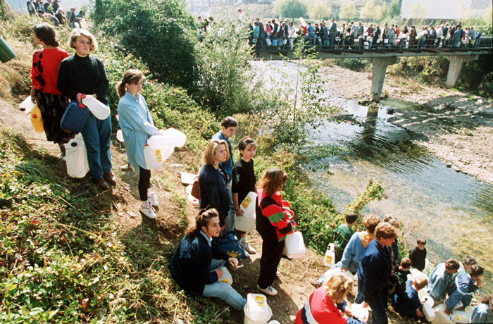 Građani Sarajeva čekaju vodu 1992. godine