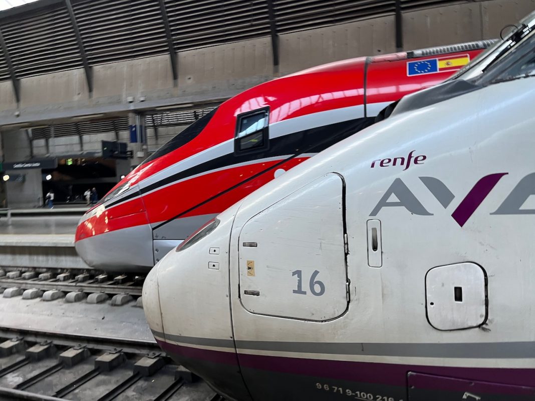 Vozovi Renfe AVE i Iryo na stanici Sevilla Santa Justa, arhiva oktobar 2023, nije nesreća