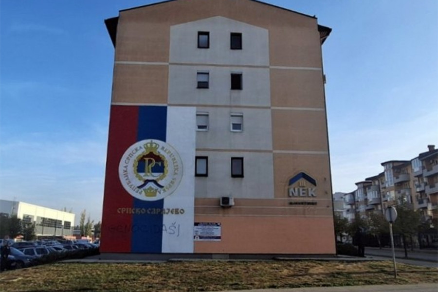 POLICIJA NA NOGAMA: U Istočnom Sarajevu na srpskoj zastavi osvanuo natpis… - featured image POLICIJA NA NOGAMA: U Istočnom Sarajevu na srpskoj zastavi osvanuo natpis… - featured image