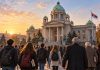 Simbolična AI ilustracija studenata i profesora ispred Skupštine Srbije