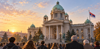 Simbolična AI ilustracija studenata i profesora ispred Skupštine Srbije