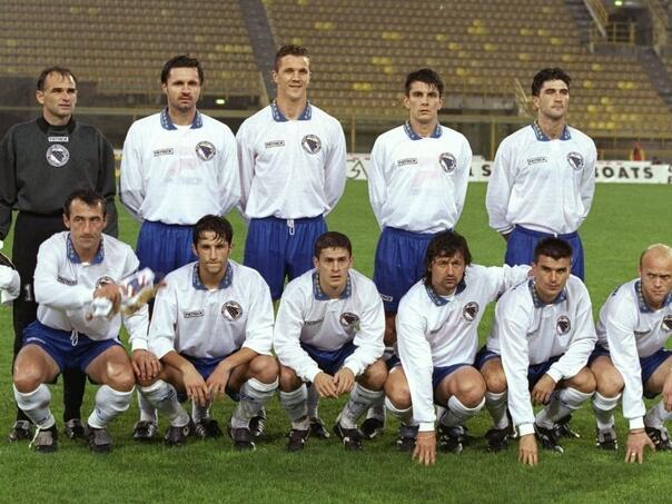 UEFA objavila fotografiju reprezentacije BiH iz 1996. godine: Sjećate li se igrača? - featured image UEFA objavila fotografiju reprezentacije BiH iz 1996. godine: Sjećate li se igrača? - featured image